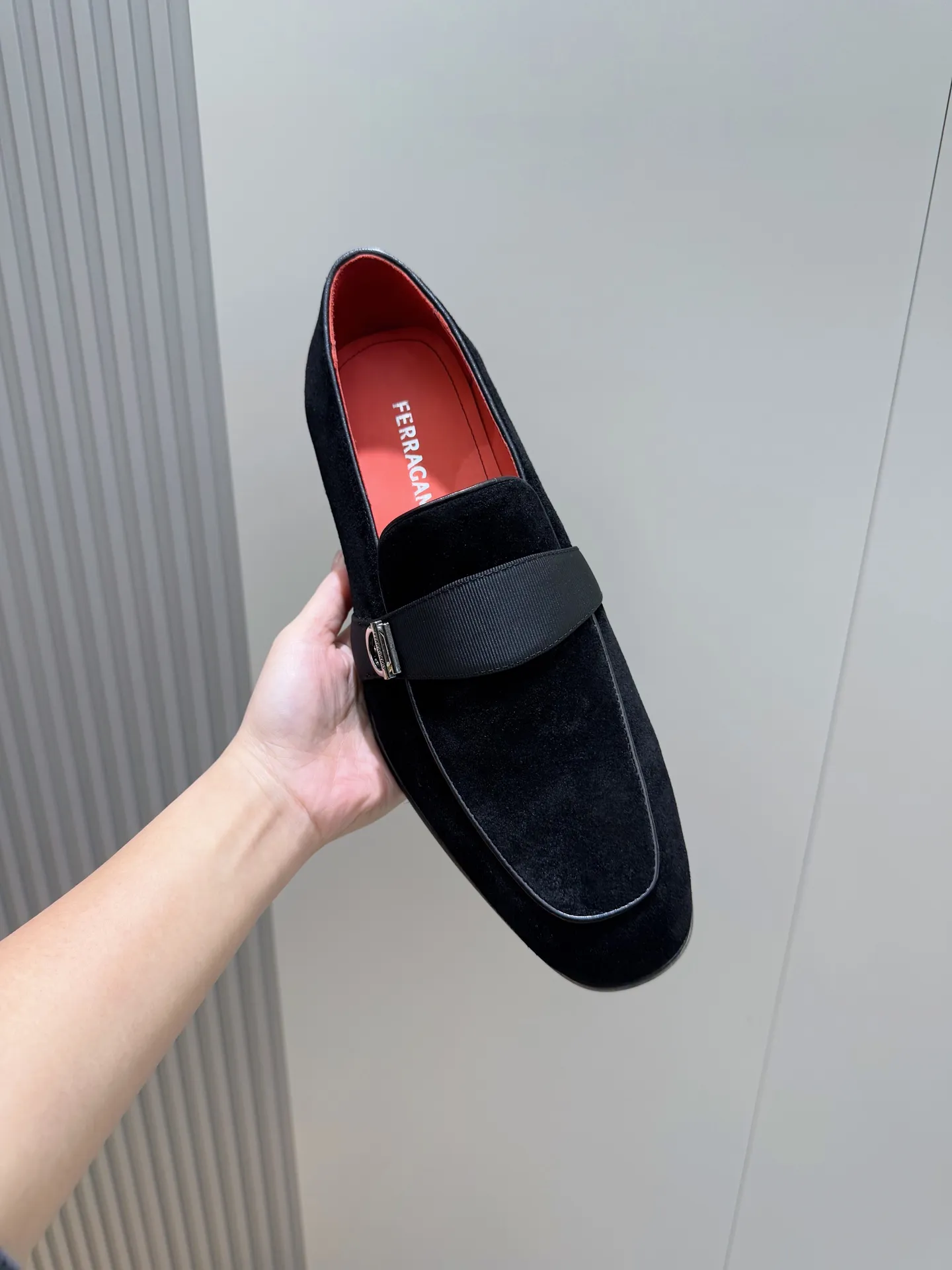 [Ferragam] Top P: 960💰 Size: 39-44 (38. 45.46 can be customized) Ferragamo Gancini buckle moccasins. These men's loafers are exquisite and gorgeous, with shiny patent leather uppers that highlight urban style. The almond-shaped toe adds a stylish touch, with three-dimensional stitching around the upper and contrasting tubular piping for a unique silhouette. The shoes are exquisitely crafted, with grosgrain ribbons and metallic Gancio buckles adding a classic touch, complementing the contrasting red accents. Finished with a slim leather sole. Imported cowhide upper + cowhide lining + genuine leather outsole.